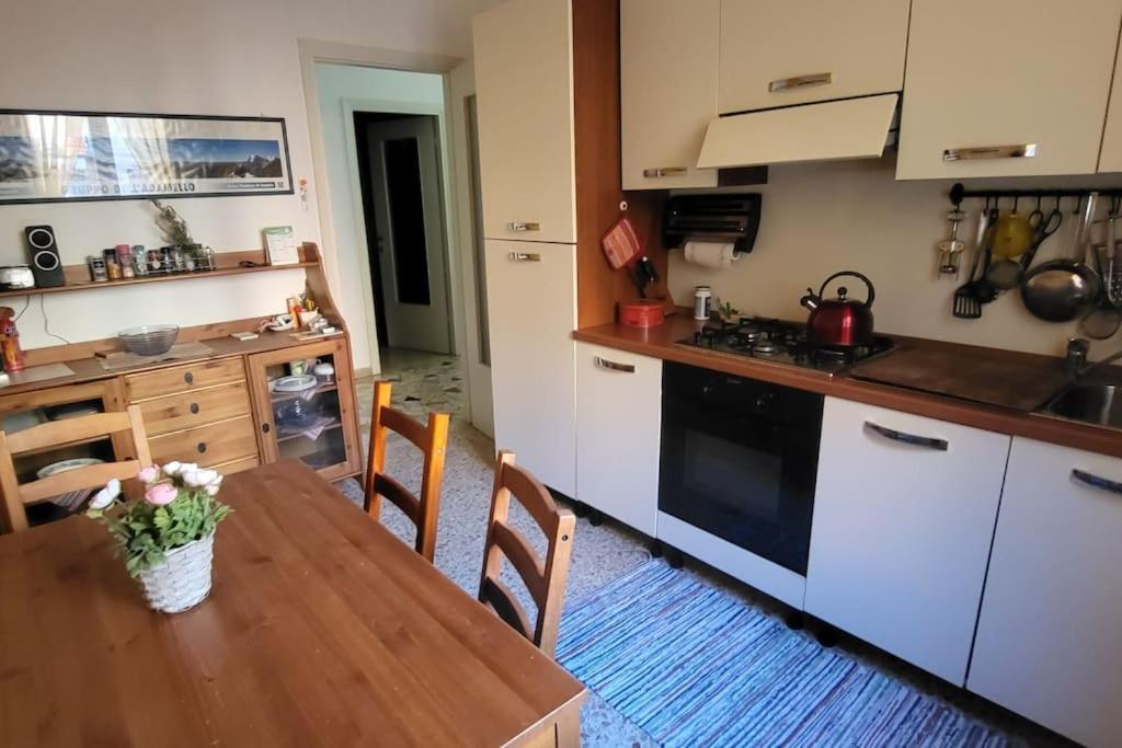 La Casa Di Lucia: Grande Appartamento Con Balcone Brescia Luaran gambar